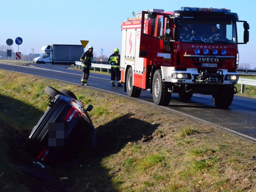 Fiat uderzył w barierki, BMW dachowało w rowie