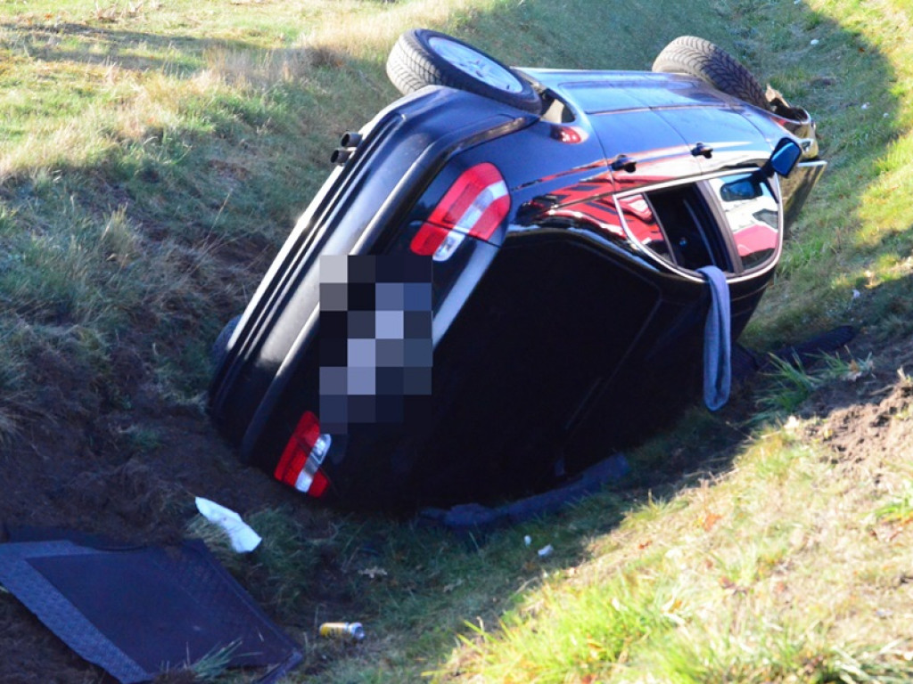 Fiat uderzył w barierki, BMW dachowało w rowie