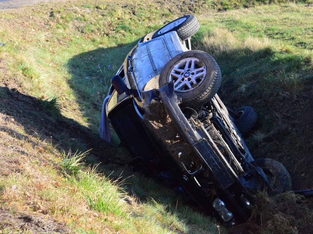 Fiat uderzył w barierki, BMW dachowało w rowie