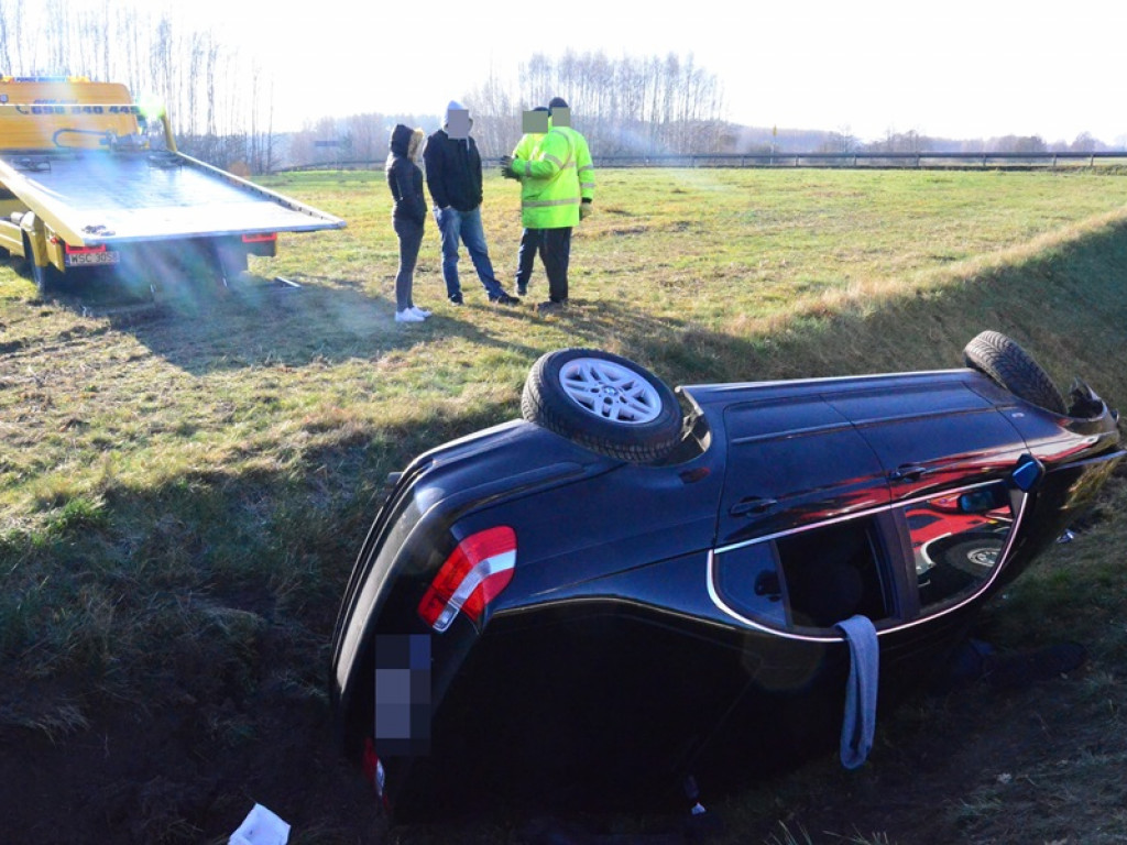Fiat uderzył w barierki, BMW dachowało w rowie