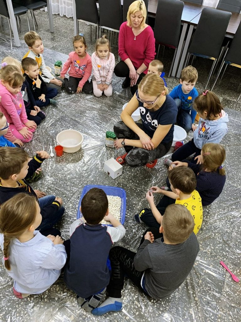 Multisensoryczne warsztaty mikołajkowe w Kiernozi