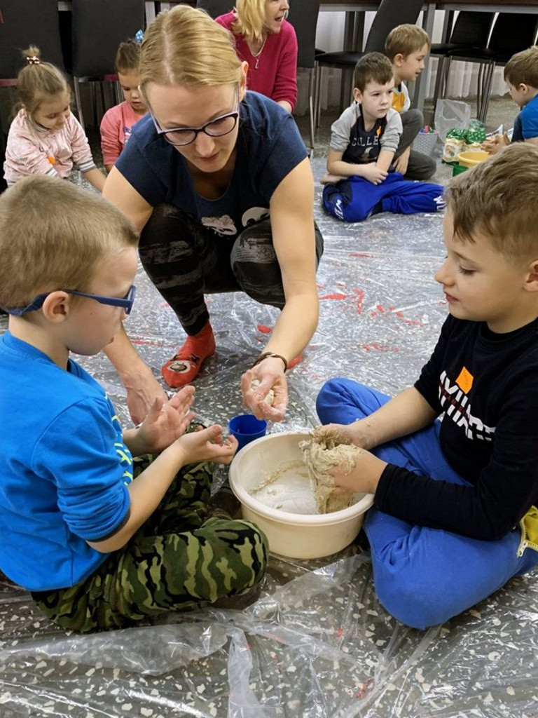 Multisensoryczne warsztaty mikołajkowe w Kiernozi