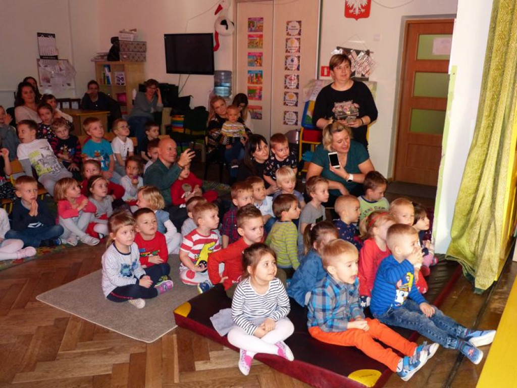 Pomieszane bajki w przedstawianiu w wykonaniu rodziców