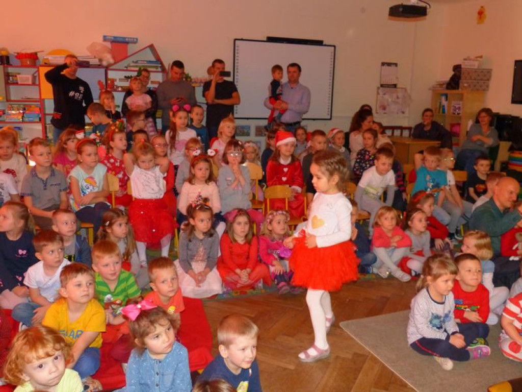Pomieszane bajki w przedstawianiu w wykonaniu rodziców