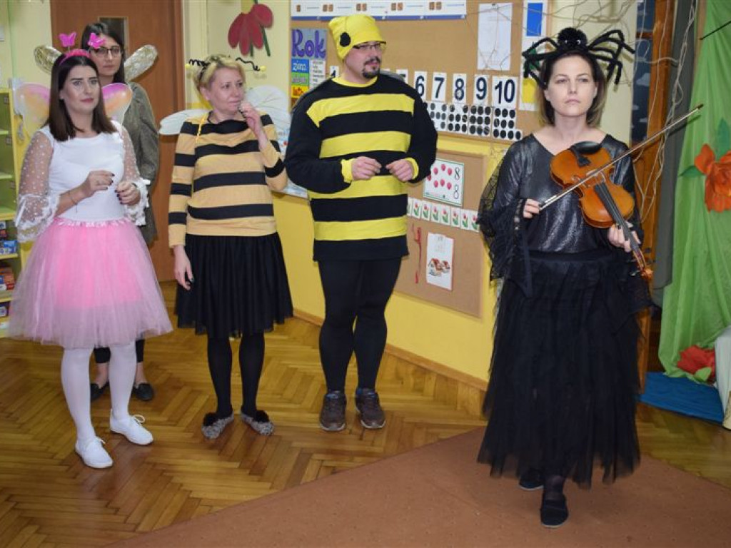 Rodzice i nauczycielki dla przedszkolaków - przedstawienie w Przedszkolu nr 3