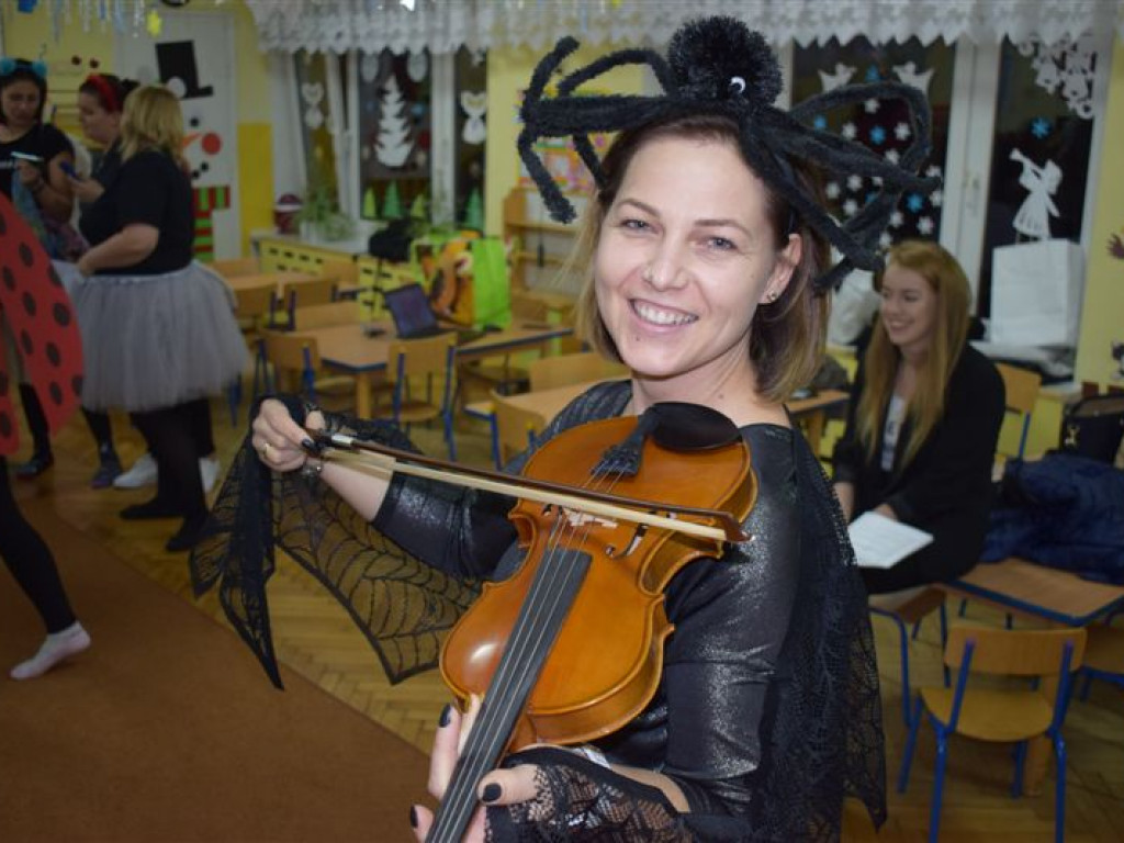 Rodzice i nauczycielki dla przedszkolaków - przedstawienie w Przedszkolu nr 3