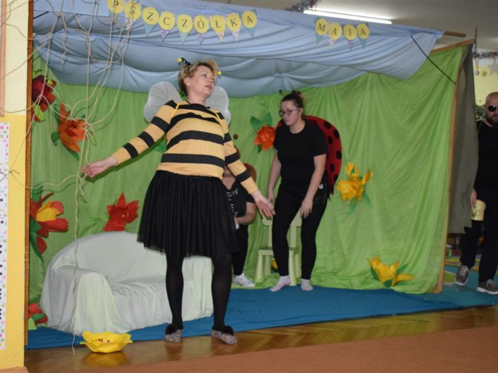 Rodzice i nauczycielki dla przedszkolaków - przedstawienie w Przedszkolu nr 3