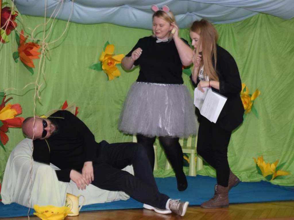 Rodzice i nauczycielki dla przedszkolaków - przedstawienie w Przedszkolu nr 3