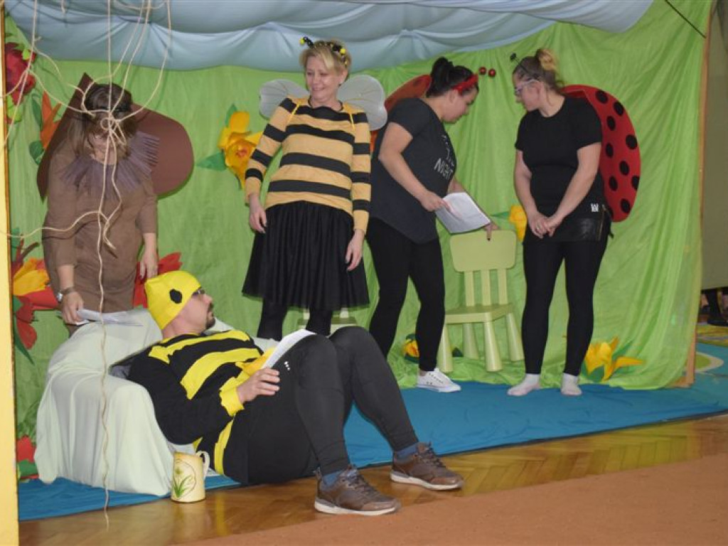 Rodzice i nauczycielki dla przedszkolaków - przedstawienie w Przedszkolu nr 3