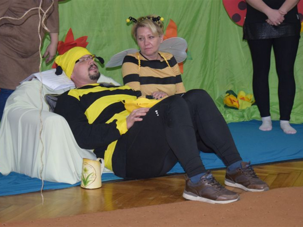 Rodzice i nauczycielki dla przedszkolaków - przedstawienie w Przedszkolu nr 3