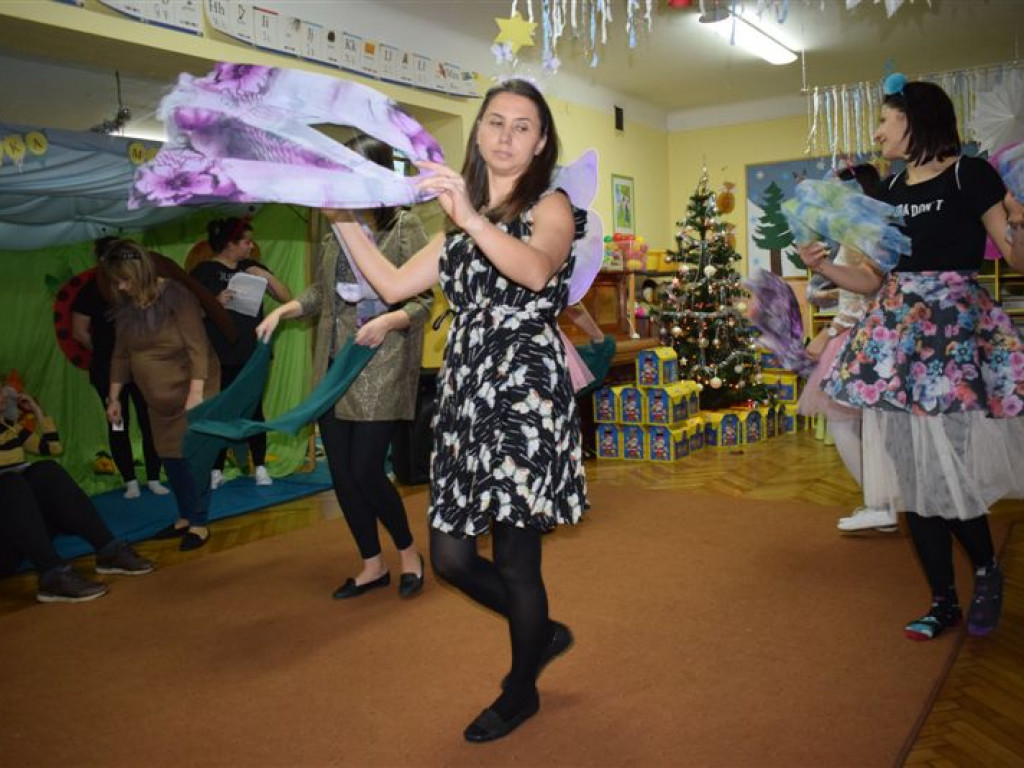 Rodzice i nauczycielki dla przedszkolaków - przedstawienie w Przedszkolu nr 3