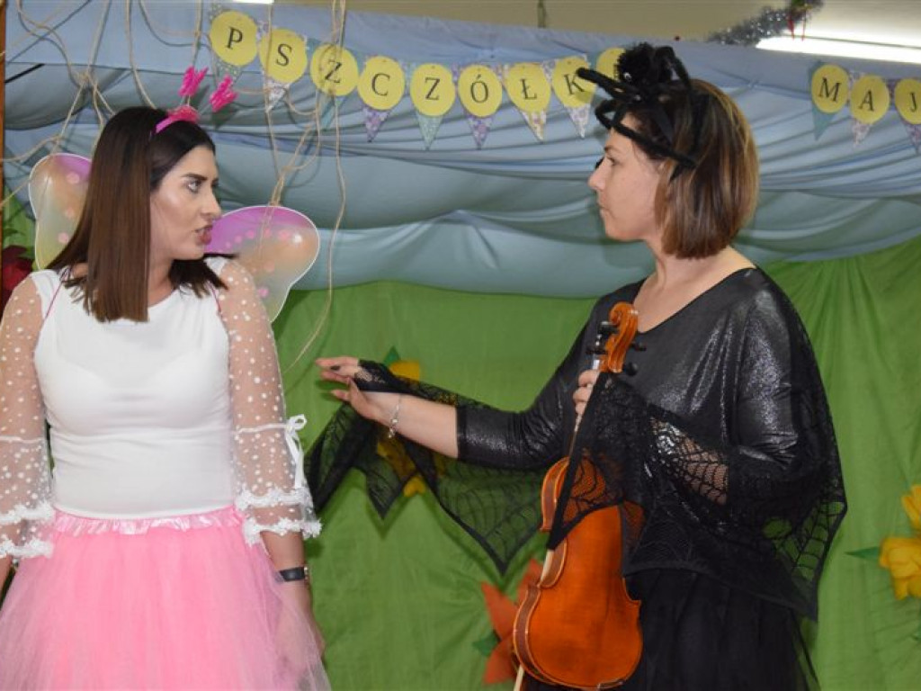 Rodzice i nauczycielki dla przedszkolaków - przedstawienie w Przedszkolu nr 3