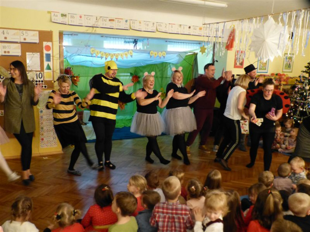 Rodzice i nauczycielki dla przedszkolaków - przedstawienie w Przedszkolu nr 3