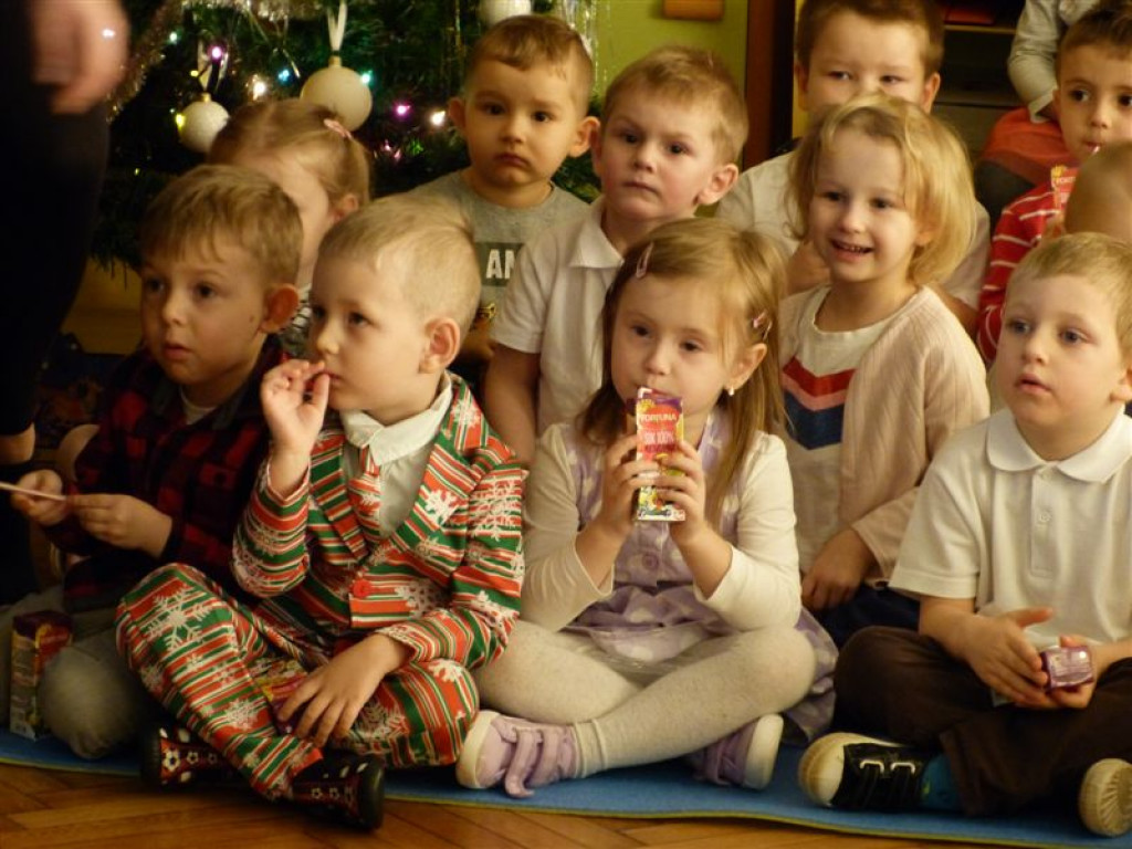 Rodzice i nauczycielki dla przedszkolaków - przedstawienie w Przedszkolu nr 3