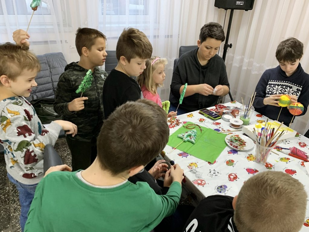 Warsztaty tworzenia ozdób choinkowych w Kiernozi
