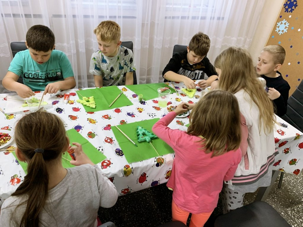 Warsztaty tworzenia ozdób choinkowych w Kiernozi