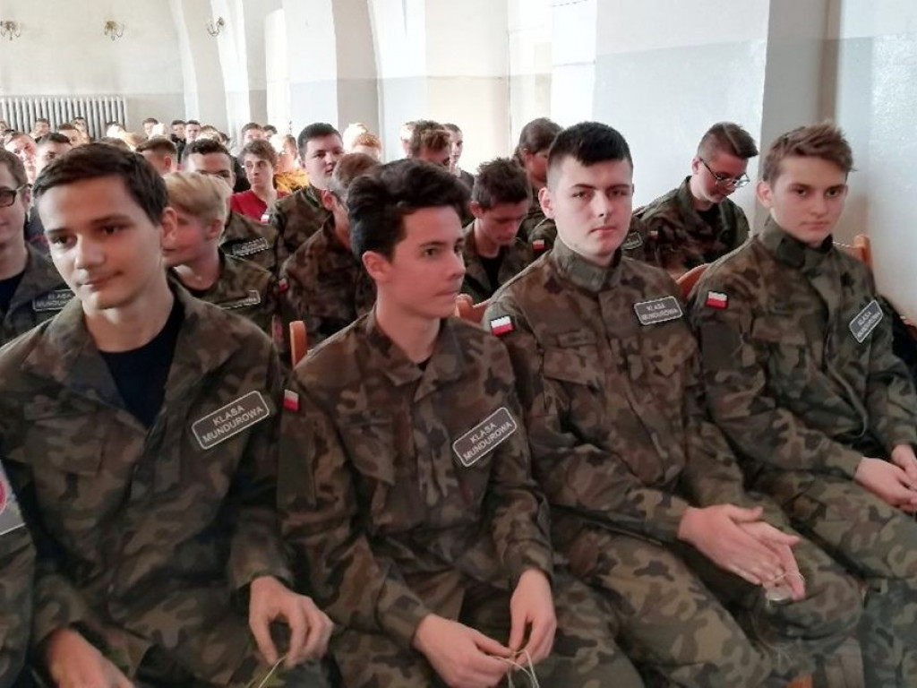 Pasowanie w grupie mundurowej ZSP 1