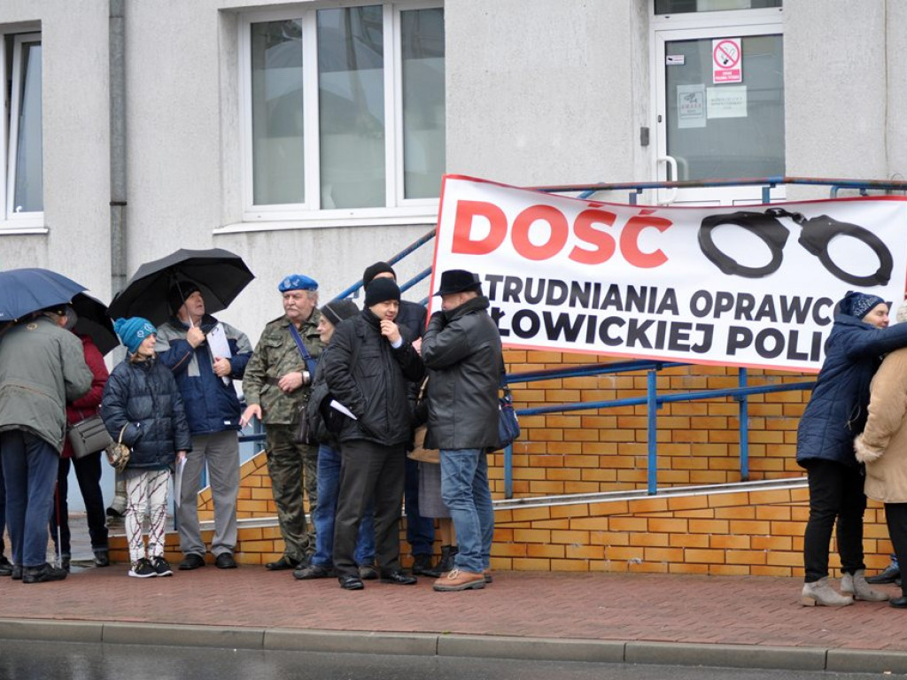 Pikietowali przed sądem, pikietują przed komendą policji