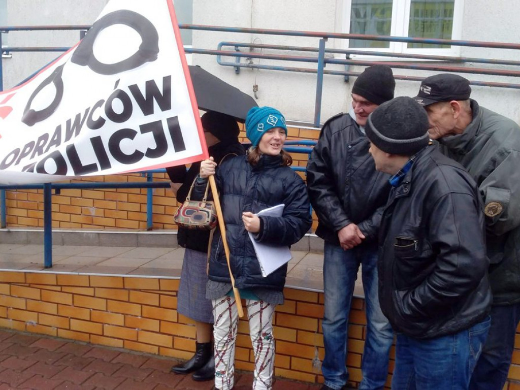Pikietowali przed sądem, pikietują przed komendą policji