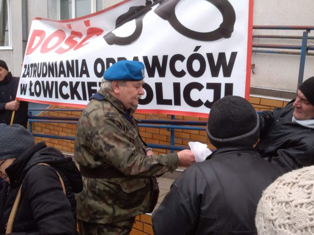 Pikietowali przed sądem, pikietują przed komendą policji