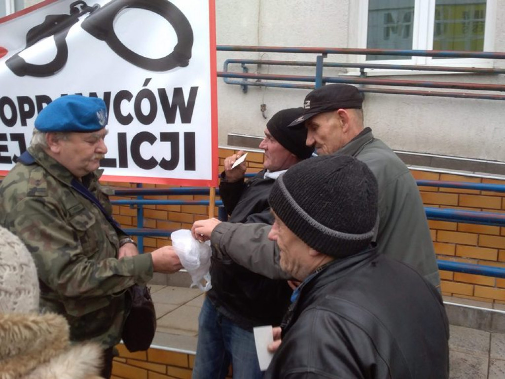 Pikietowali przed sądem, pikietują przed komendą policji