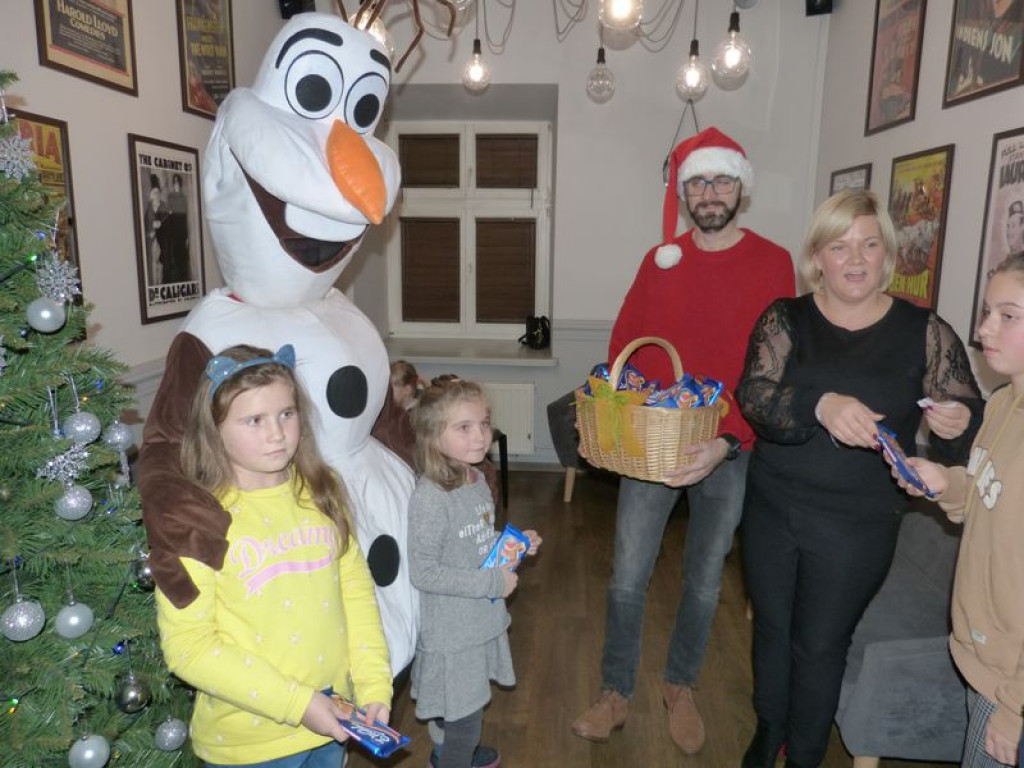 Olaf i Mikołaj rozdawali czekolady