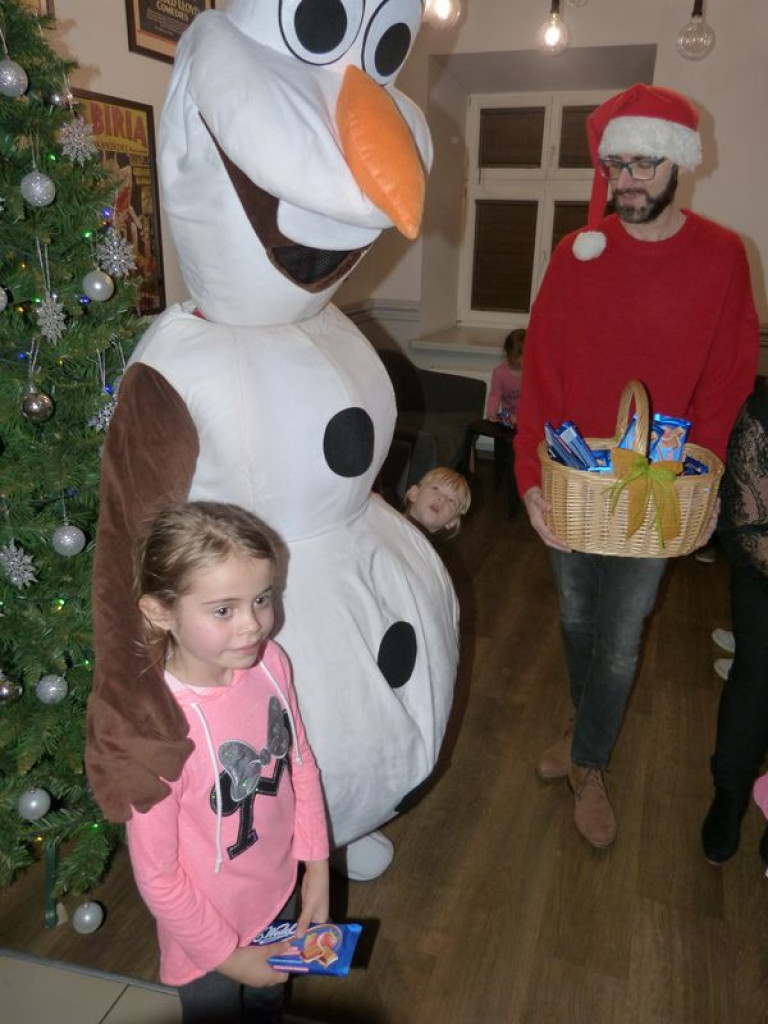 Olaf i Mikołaj rozdawali czekolady