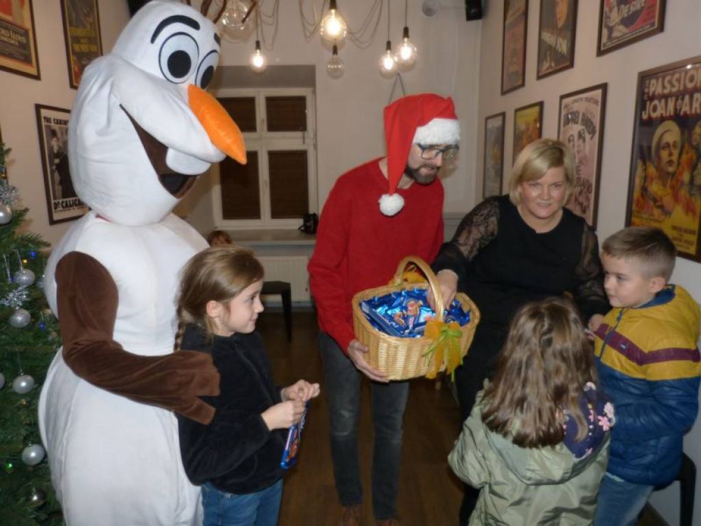 Olaf i Mikołaj rozdawali czekolady