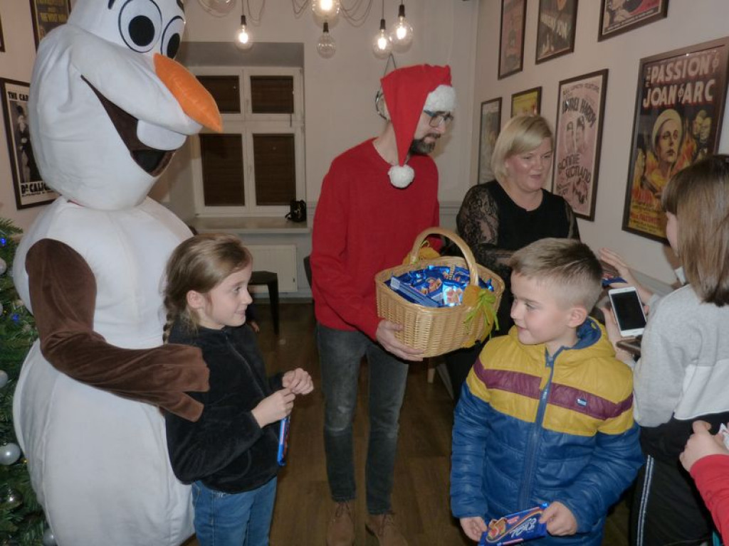 Olaf i Mikołaj rozdawali czekolady