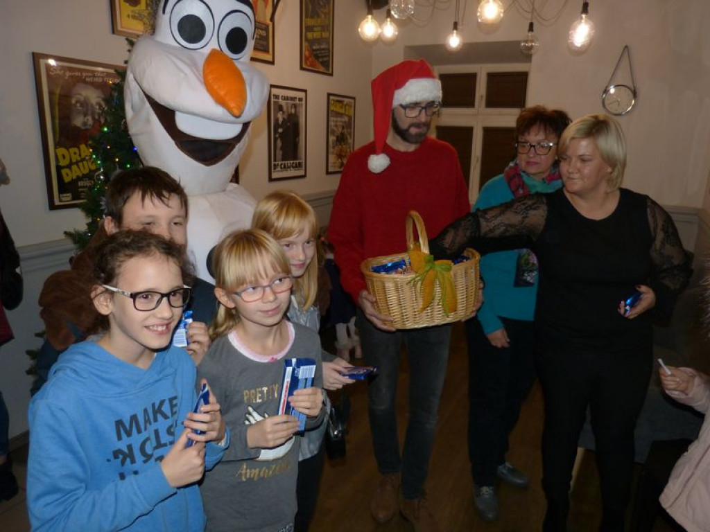 Olaf i Mikołaj rozdawali czekolady