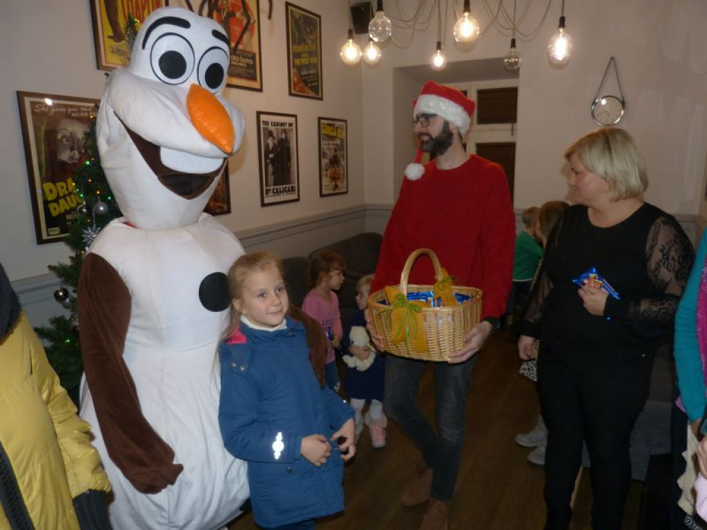 Olaf i Mikołaj rozdawali czekolady