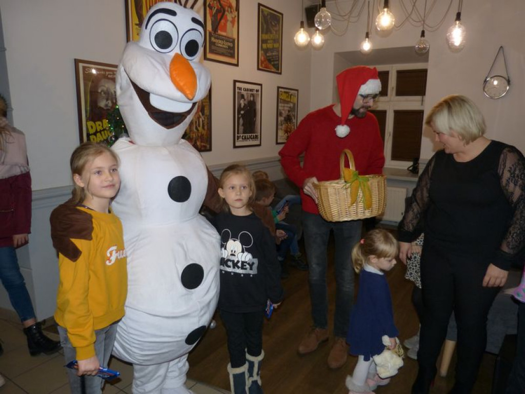 Olaf i Mikołaj rozdawali czekolady