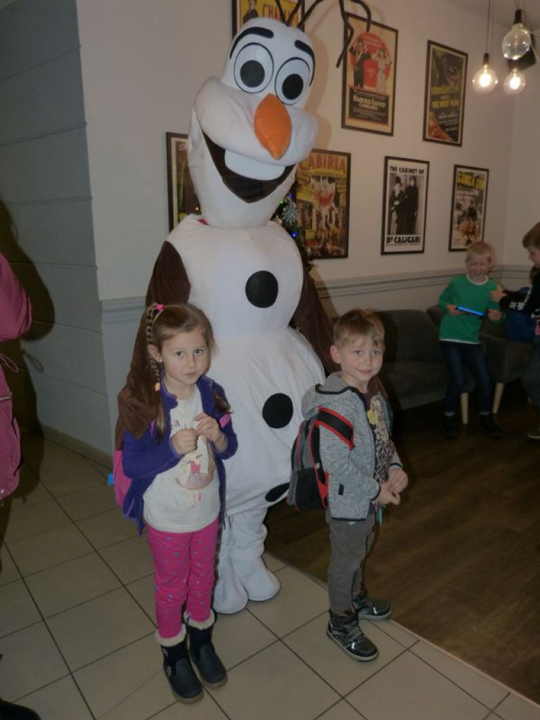 Olaf i Mikołaj rozdawali czekolady