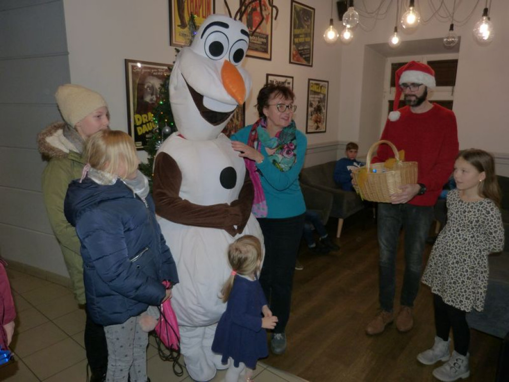 Olaf i Mikołaj rozdawali czekolady