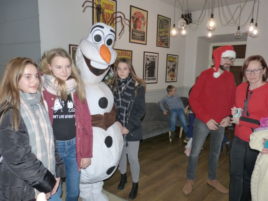Olaf i Mikołaj rozdawali czekolady