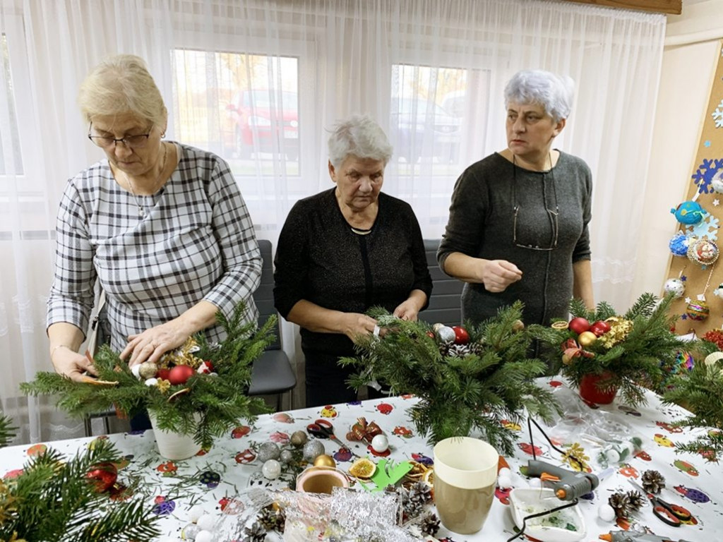 Warsztaty tworzenia stroików bożonarodzeniowych w Kiernozi [zdjęcia]