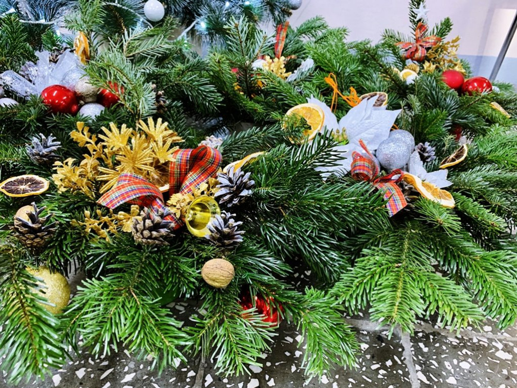 Warsztaty tworzenia stroików bożonarodzeniowych w Kiernozi [zdjęcia]