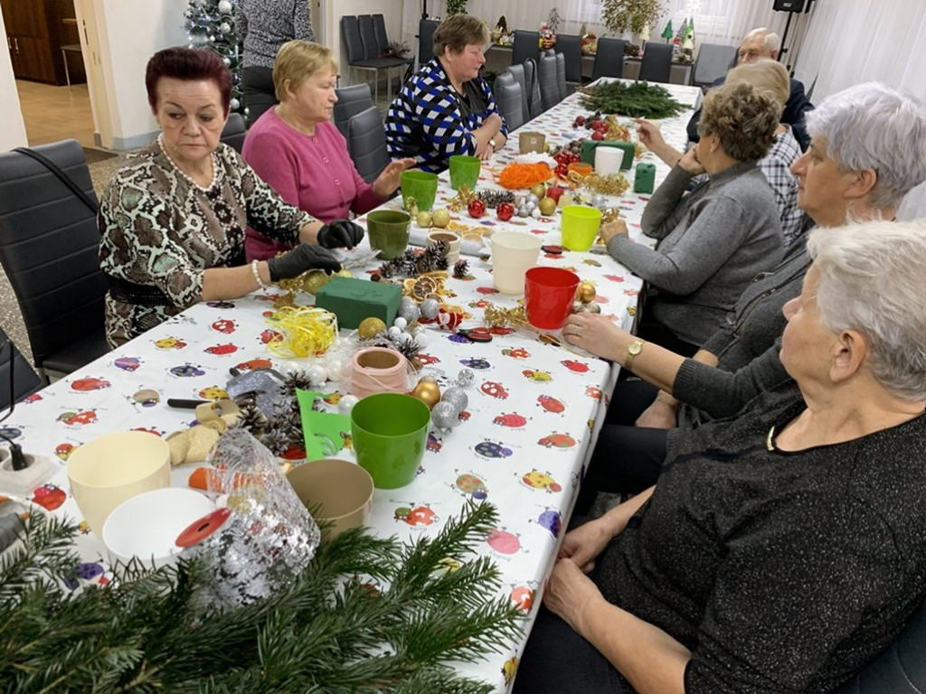 Warsztaty tworzenia stroików bożonarodzeniowych w Kiernozi [zdjęcia]
