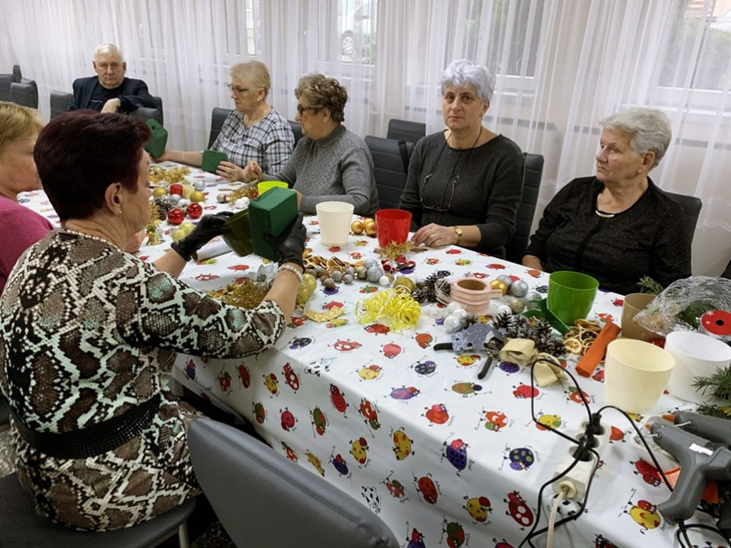Warsztaty tworzenia stroików bożonarodzeniowych w Kiernozi [zdjęcia]