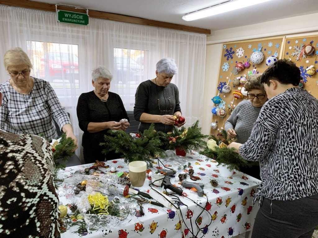 Warsztaty tworzenia stroików bożonarodzeniowych w Kiernozi [zdjęcia]