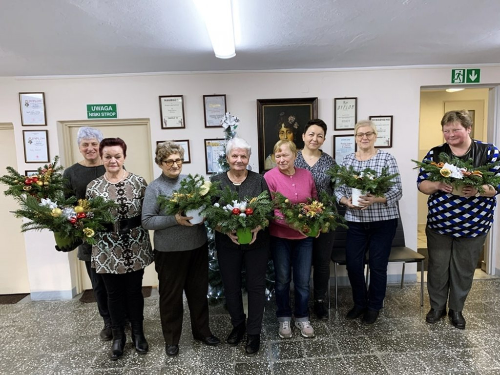 Warsztaty tworzenia stroików bożonarodzeniowych w Kiernozi [zdjęcia]