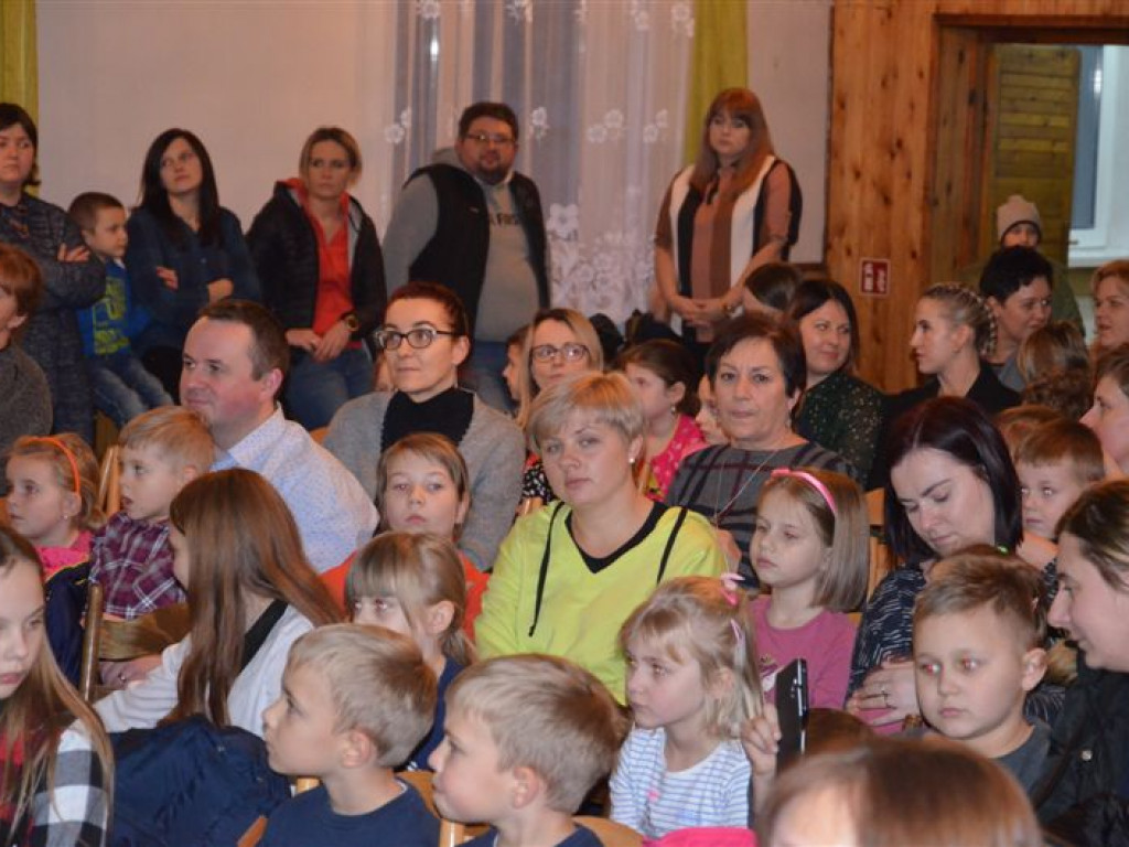 Przedstawienie teatralne i Mikołaj w Chąśnie Drugim