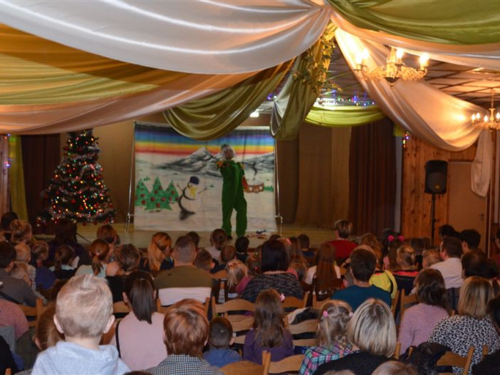 Przedstawienie teatralne i Mikołaj w Chąśnie Drugim