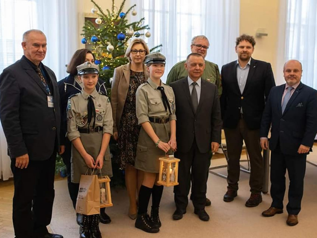 Harcerze z Głowna przekazali płomień pokoju Parze Prezydenckiej i Prezesowi Rady Ministrów