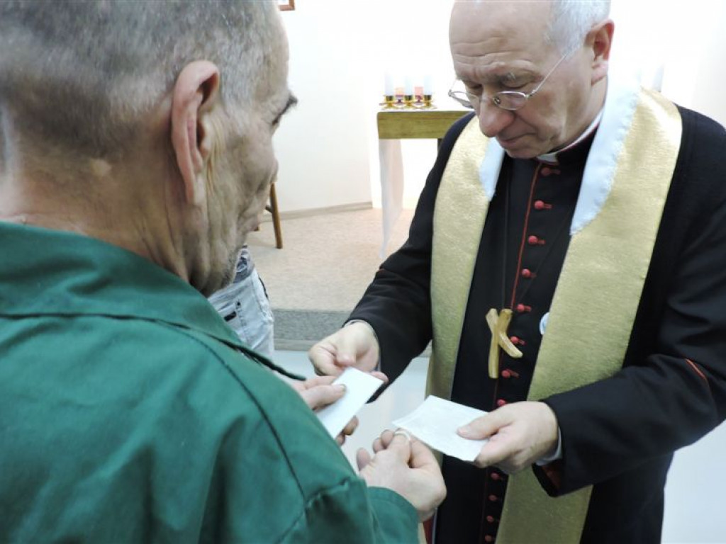 Biskup odwiedził osadzonych w więzieniu