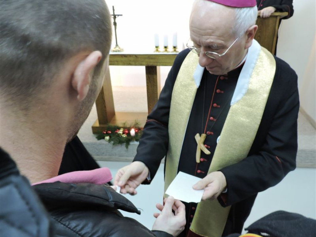 Biskup odwiedził osadzonych w więzieniu