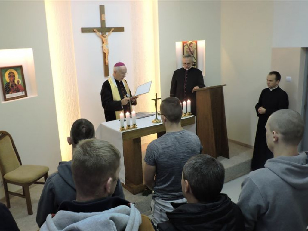 Biskup odwiedził osadzonych w więzieniu