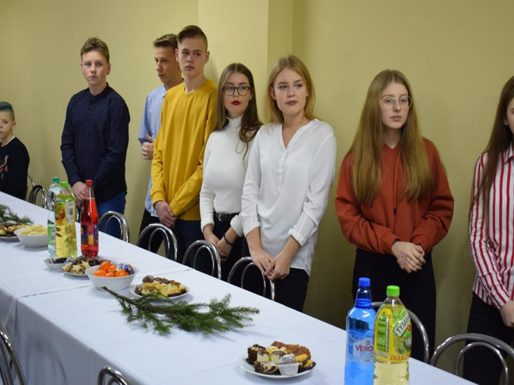 Rozświetlona choinka w Gzince, bawili się mieszkańcy i ich goście