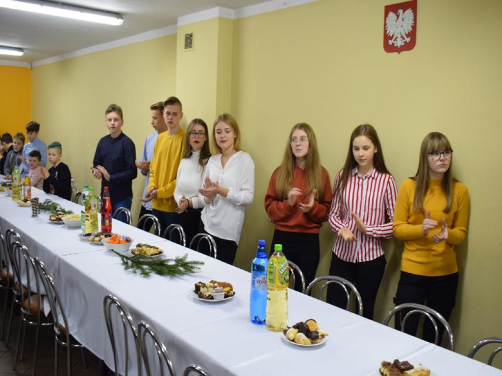 Rozświetlona choinka w Gzince, bawili się mieszkańcy i ich goście