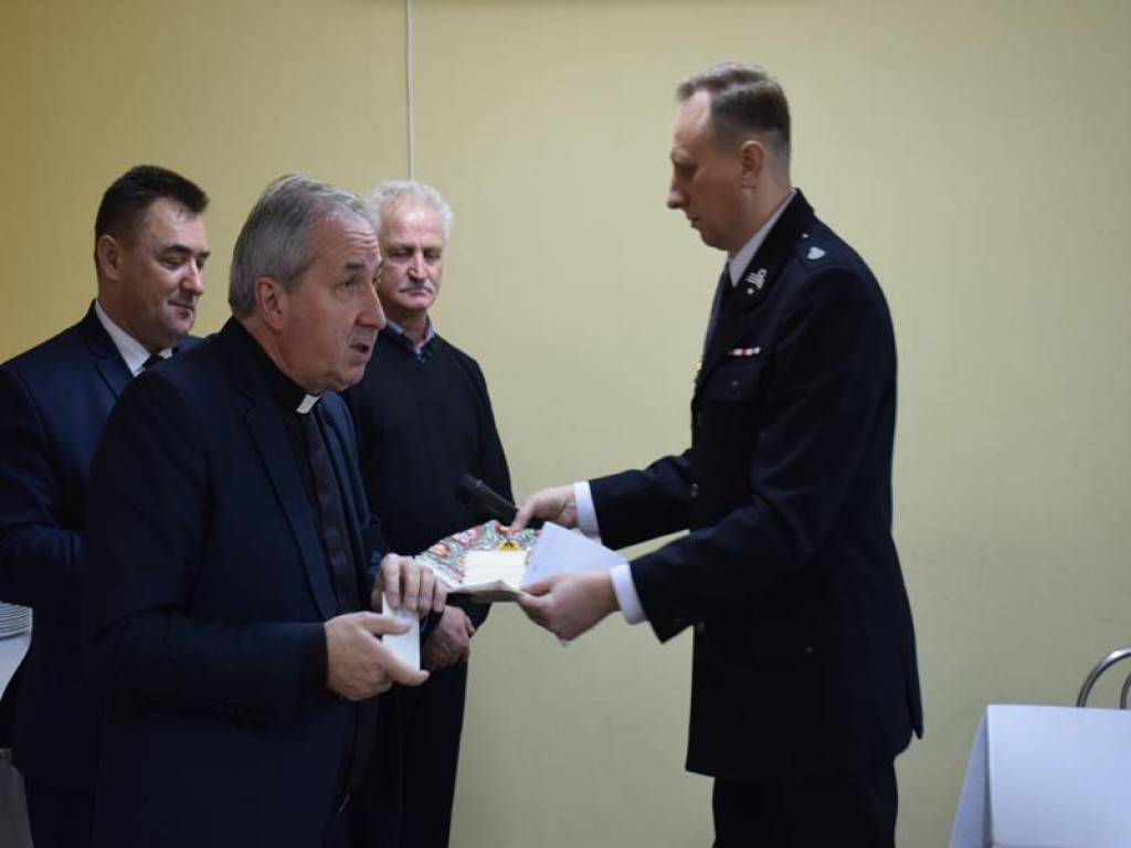 Rozświetlona choinka w Gzince, bawili się mieszkańcy i ich goście